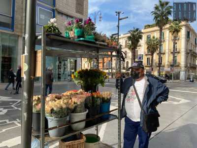 Noi lo incontriamo in via Sparano, quasi ad angolo con corso Vittorio Emanuele. � impossibile non notarlo vista la sua robusta stazza e l�abbigliamento da tifoso del Bari calcio, con tanto di cappellino con su scritto �Ultras Liberi"